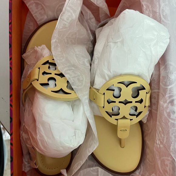Tori Burch Miller Sandal- Butter size 5.5 - Picture 2 of 3